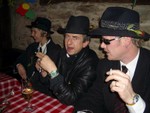 d'Bluesbrothers und -sisters am Diskutiere